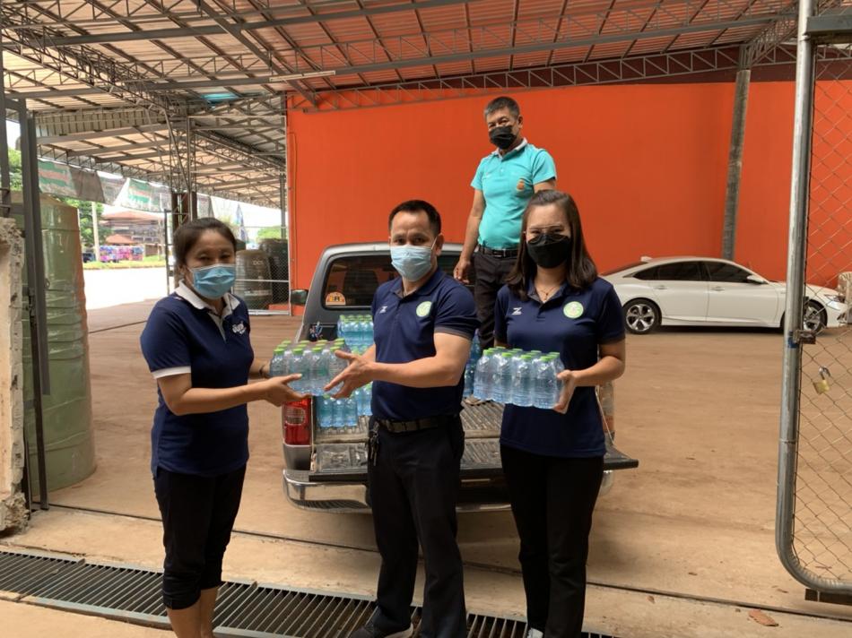 ห้างหุ้นส่วนจำกัด ตั้งท่งเชียง มอบน้ำดื่ม จำนวน 50 แพ๊ค ให้กับองค์การบริหารส่วนตำบลพุ่มแก
