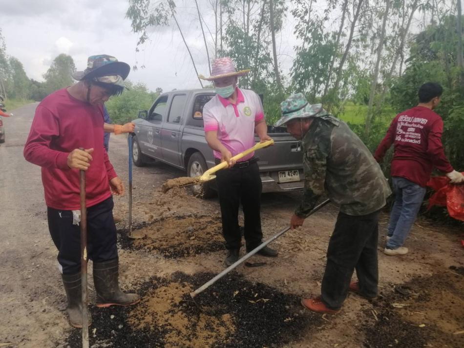 นายยงชัย รักษาพล นายกองค์การบริหารส่วนตำบลพุ่มแก มอบหมายให้นายยุทธศิลป์ แสนสุภา รองนายกฯ นำเจ้าหน้าที่องค์การบริหารส่วนตำบลพุ่มแก ออกตรวจสอบและซ่อมถนนบ้านนางเลิศที่อยู่ในเขตความรับผิดชอบ 