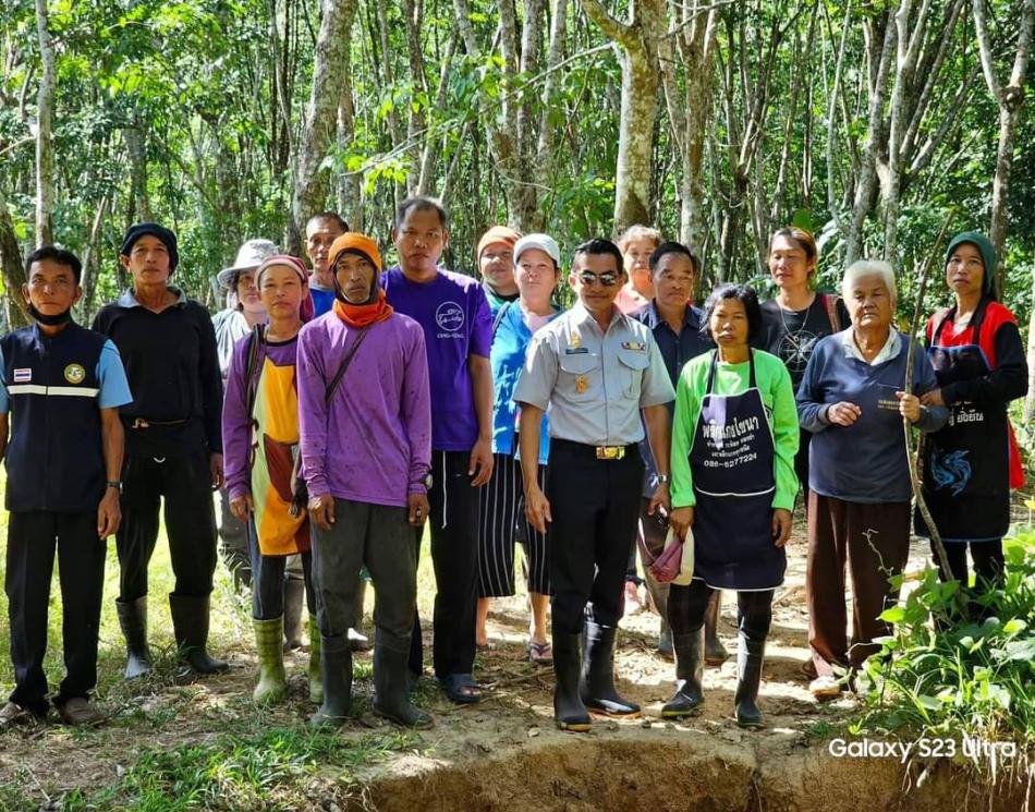 นที่ 6 พฤศจิกายน 2566 นายยงชัย รักษาพล นายกองค์การบริหารส่วนตำบลพุ่มแก  พร้อมคณะผู้บริหารและจนท.กองช่าง อบต.พุ่มแก ผมลงพื้นที่หมู่ 3 บ.โพนดู่ - หมู่ 9 บ.โคกสวัสดิ์ และหมู่ 12 บ.นายาง เพื่อพบปะพี่น้องประชาชนชาวสวนยาง หลังจากได้รับการ “ร้องเรียน - ร้องขอ” เรื่องขอก่อสร้างถนนลูกรังเพราะมีความความลำบากในการขนถ่ายสินค้าทางการเกษตรออกมาจำหน่าย ต้องการให้ อบต.พุ่มแก จัดสรรงบประมาณทำถนนลงลุกรังเพื่อความสะดวกสบายมากขึ้นในการขนถ่ายสินค้าทางการเกษตร * ร่วมมือร่วมใจร่วมด้วยช่วยกันพัฒนาตำบลพุ่มแกของเราไปพร้อมๆกันกับองค์การบริหารส่วนตำบลพุ่มแกของเรา*