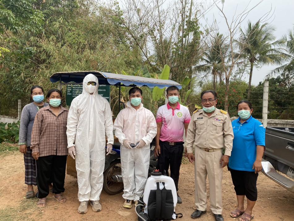 วันอังคาร ที่ 19 มีนาคม 2567  เวลา 14.00 น. นายยงชัย รักษาพล นายกองค์การบริหารส่วนตำบลพุ่มแก มอบหมายเจ้าหน้าที่ทีมควบคุมโรคองค์การบริหารส่วนตำบลพุ่มแก ออกพ่น ULV ควบคุมโรคไข้เลือดออก ร่วมกับ เจ้าหน้าที่โรงพยาบาลส่งเสริมสุขภาพตำบลพุ่มแก ผู้นำชุมชน และอาสาสมัครสาธารณสุขประจำหมู่บ้าน บ้านตับเต่า หมู่ที่ 7 เพื่อควบคุมโรคในกรณีได้รับแจ้งผู้ป่วยยืนยันโรคไข้เลือดออก จำนวน 1 ราย โดยทำการพ่นในรัศมี 100 เมตรจากบ้านผู้ป่วย