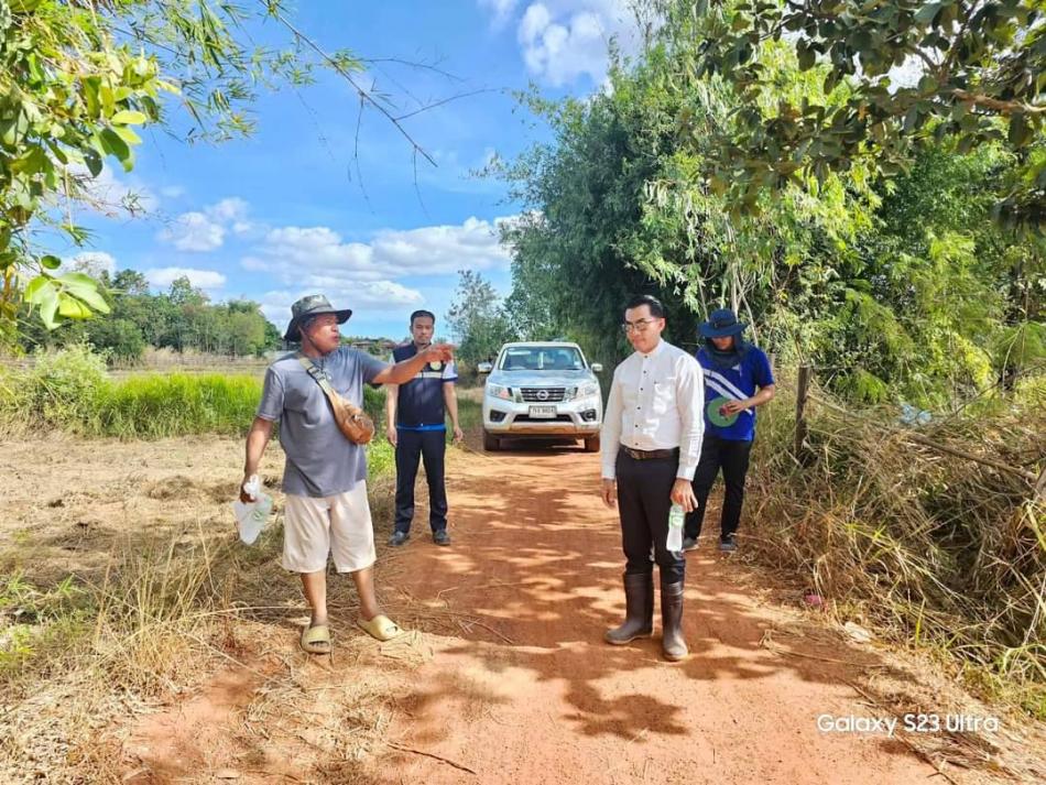 วันที่ 13 ธันวาคม 2566 เวลา 13:00 น. นายยงชัย  รักษาพล นายกองค์การบริหารส่วนตำบลพุ่มแก ลงพื้นที่หมู่ 8 พร้อมผู้ช่วยช่างโยธา อบต.พุ่มแก เพื่อสำรวจถนนสายโคกนารี - นายาง ในการขยายเขตทำถนนในโครงการ “ถนนคอนกรีตเสริมเหล็ก” เพื่อให้พี่น้องประชาชนได้รับความสะดวกสบายในการสัญจรไปมาและขนถ่ายสินค้าทางการเกษตร และความปลอดภัยในชีวิตและทรัพย์สินของในการใช้รถใช้ถนนของพี่น้องประชาชน…. * ขอบคุณสอบต.อนุวัต พ่อสียา สอบต.หมู่ 8 ที่อำนวยความสดวกในการลงพื้นที่ เพื่อการพัฒนาที่ยั้งยืนของหมู่บ้าน *