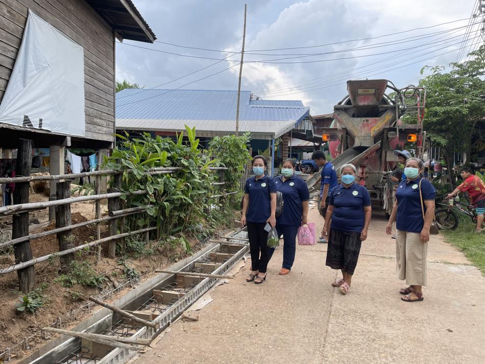 คณะกรรมการ ออกตรวจ โครงการก่อสร้าง รางระบายน้ำ ค.ส.ล. หมู่ที่7