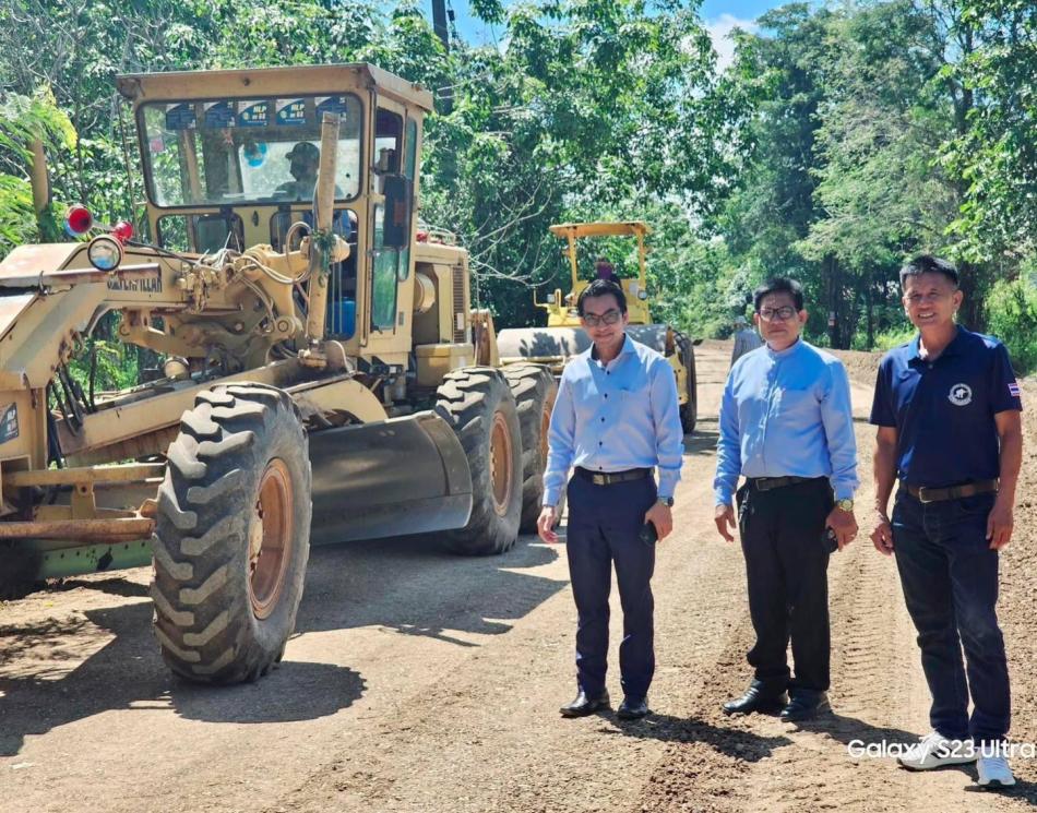 วันที่ 4 ตุลาคม 2566 นายยงชัย รักษาพล นายกองค์การบริหารส่วนตำบลพุ่มแก พร้อมคณะผู้บริหาร อบต.พุ่มแก ลงพื้นที่ดูการดำเนินงานการลงถนนแอสฟัลต์ติกเส้นทางขึ้น “วัดสร้างพระอินทร์” ( งบประมาณของ อบจ. ) ที่มีปัญหาเป็นหลุมเป็นบ่อเรื้อรังมานานนับทศวรรษ ( 10 ปี ) สร้างความเดือดร้อนให้กับชาวบ้านและผู้ใช้รถใช้ถนน วันนี้ได้รับการปรับปรุงแก้ใขจากหน่วยงานที่รับผิดชอบโดยตรงของ “อบจ” โดย อบต.พุ่มแกได้นำความเดือดร้อนประสานและนำเสนอให้แก้ไข - ปรับปรุงโดยผ่านทางท่าน เขต1 อ.นาแก ท่าน สจ.วัฒนา ไตรยราช เพื่อเสนอไปยังสภา อบจ.ให้ได้รับกราปรับปรุงแก้ใขเพื่อความปลอดภัยในชีวิตและทรัพย์สินของพี่น้องประชาชนผู้ใช้รถใช้ถนน.. * ขอขอบคุณท่าน สจ.วัฒนา ไตรยราช สจ.เขต 1 อำเภอนาแก  ( สมาชิกสภา อบจ. ) เพื่อหาแนวทางแก้ใข ขอขอบคุณท่านนายกขวัญ - ศุภพานี โพธิ์สุ นายกองค์การบริหารส่วนจังหวัดและสภา อบจ.นครพนม ที่อนุมัติงบประมาณในการก่อสร้างถนนแอสฟัลต์ติก เพื่อความปลอดภัยในชีวิตและทรัพย์สินของพี่น้องประชาชนผู้ใช้นถใช้ถนน