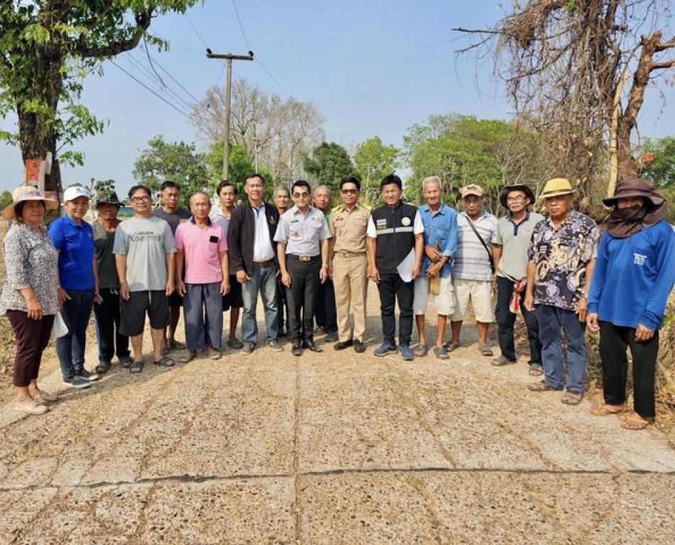 คณะผู้บริหารองค์การบริหารส่วนตำบลพุ่มแกนำโดยนายยงชัย รักษาพล ลงพื้นที่พร้อมด้วยท่านเสรี หารกล้า ( ท้องถิ่นอำเภอนาแก ) ท่านสจ.วัตฒนา ไตรยราช ( สจ.เขต 1 อ.นาแก ) ประธานสภา ท่าน กมล พ่ออามาตย์ ( ประมุขฝ่ายสภา ) ผู้ใหญ่บ้านหมู่ 3 ผู้ใหญ่ บรรดิษ พ่อบาล ร่วมลงพื้นที่สำรวจพื่นที่เพื่อจัดทำโครงการ “ถนนแอสฟัลต์ติก-ลาดยาง” ในงบประมาณอุดหนุนเฉพาะกิจปี 2567 ( งบนอก - งบประมาณที่นอกเหนือจากงบในข้อบัญญัตของ อบต. ) จากกรมส่งเสริมการปกครองท้องถิ่น ด้วยงบประมาณเกือบ 3,000,000 บาท ( เกือบสามล้านบาท ) ด้วยความยาว 1,550 เมตร ( 1 กิโล 550 เมตร ) กว้าง 4 เมตร หลังจากได้รับการร้องเรียนจากพี่น้องประชาชนทั้ง 2 หมู่บ้าน เรื่องรวามเดือดร้อนในการสัญจรไปมาเพราะด้วยถนนคอนกรีตเสริมเหล็กที่ผูพัง แตกหักเสียหลายมามากกว่า 10 ปีสภาพเสียหายตามกาลเวลา ………….. องค์การบริหารส่วนตำบลพุ่มแกของเราไม่ได้นิ่งนอนใจในการที่จะแก้ใขปัญหาให้กับพี่น้องประชาชนทั้ง 2 หมู่บ้าน เพราะเส้นทางนี้เป็นทางหลักที่เชื่อมทั้ง 2 หมู่บ้านเข้าด้วยกัน บัดนี้องค์การบริหารส่วนตำบลพุ่มแกได้รับจัดสรรงบประมาณจากเงินอุดหนุนเฉพาะกิจปี 2567 พร้อมจะดำเนินการก่อส