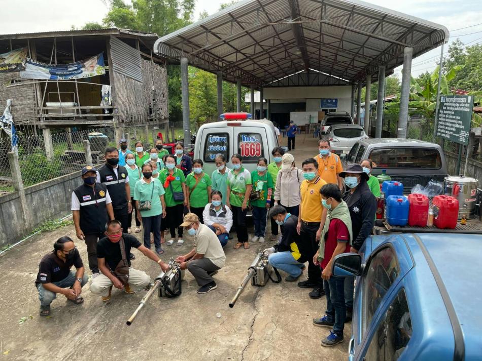 องค์การบริหารส่วนตำบลพุ่มแก  ออกพ่นหมอกควันเพื่อป้องกันการแพร่ระบาดโรคไข้เลือดออก ณ บ้านหนองหอยใหญ่ หมู่ที่ 4