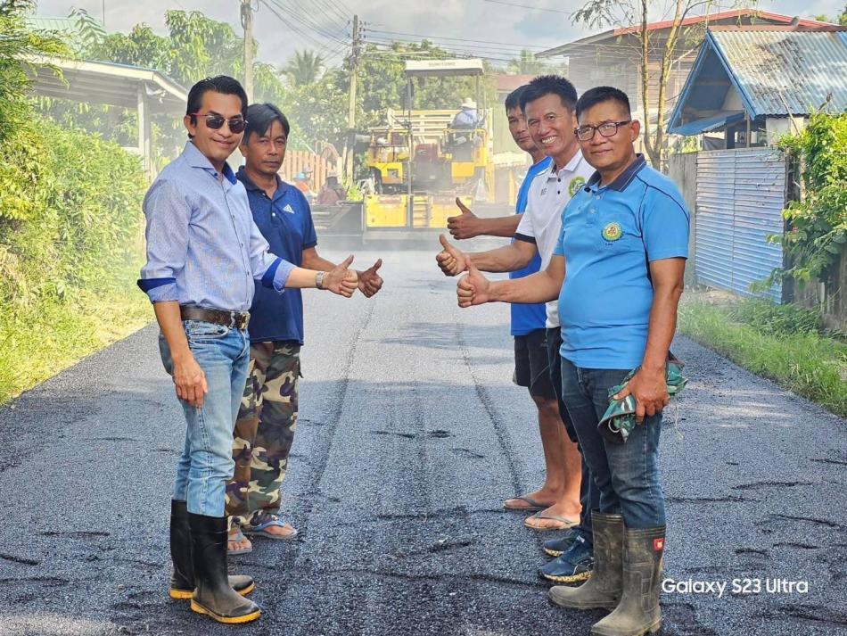 วันที่ 23 ตุลาคม 2566 นายยงชัย รักษาพล นายกองค์การบริหารส่วนตำบลพุ่มแกพร้อมคณะผู้บริหารและนายช่างบรรจง สุขวิพัฒน์ ( นายช่างโยธา อบต.พุ่มแก ) ผู้ใหญ่บ้านหมู่ 4 ผญ.เด่นศักดิ์ แสนสุภา ส.อบต. สดใส เมือวสุวรรณ ( ส.อบต.หมู่ 4 ) ลงพื้นที่ติดตามการดำเนินงาน “โครงการถนนแอสฟัลต์ติก” เส้นทางหน้าศาลาประชาคมหมู่ 4 เพื่อความสะดวกสบายและความปลอดภัยในชีวิตและทรัพย์สินของพี่น้องประชาชน…….