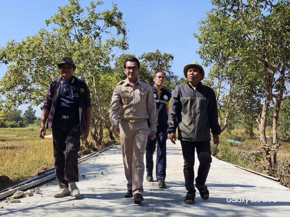 วันที่ 20 พฤศจิกายน 2566 นายยงชัย รักษาพล นายกองค์การบริหารส่วนตำบลพุ่มแก ลงพื้นที่พร้อมกับกองช่าง อบต.พุ่มแก เพื่อติดตามความคืบหน้าการดำเนินโครงการในโครงการ “ถนน คสล.” หมู่ที่ 11 ซอยบ้านผู้ใหญ่เด่นศักดิ์ แสนสุภา ซึ่งได้รับการร้องเรียนจากพี่น้องประชาชนหมู่บ้าน 11 เรื่องขอขยายถนน คสล.เพื่อขนถ่ายสินค้าทางการเกษตรและเพื่อความสะดวกสบายและความคล่องตัวในการทำมาหาเลี้ยงชีพของพี่น้องประชาชน ขณะนี้กำลังดำเนินการก่อสร้างและพร้อมให้บริการพี่น้องประชาชนเพื่อความปลอดภัยในชีวิตและทรัพย์สินของพี่น้องประชาชนเร็วๆนี้ ขอขอบคุณท่านผู้ใหญ่เด่นศักดิ์ แสนสุภา ผญบ.หมู่ 4 และผู้ใหญ่กระจัด เชื้อสาทุม ผญบ.หมู่ 11 ที่ร่วมลงพื้นที่และอำนวยความสะดวกในการลงพื้นที่