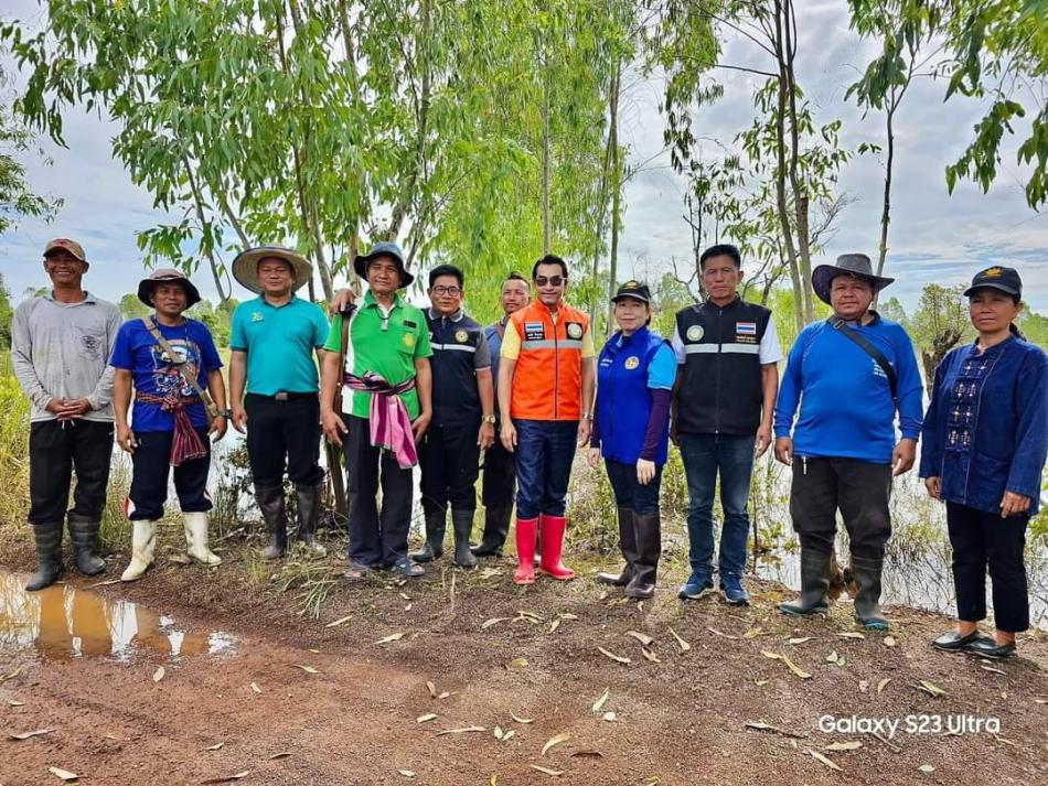วันที่ 6 ตุลาคม 2566… นายยงชัย รักษาพล นายกองค์การบริหารส่วนตำบลพุ่มแก พร้อมคณะผู้บริหาร - ผุ้นำท้องที่นำโดยกำนันมณีรัตน์ พ่อธานี ผญบ.หมู่ 4 ผญ. เด่นศักดิ์ แสนสุภา  - ผญบ.หมู่ 11 ผญ.กระจัด เชื้อสาทุม - ผญบ.หมู่ 14 ผญ.ทักษิณ แสนสุภา และเกษตรตำบลพุ่มแก นายบรรจง ชุ่มเสนา ลงพื้นที่สำรวจพื้นที่นาข้าวที่ได้รับผลกระทบน้ำท่วมเสียหายเป็นจำนวนหลายไร่ เพื่อเก็บรวบรวมข้อมูลส่งเกษตรอำเภอเพื่อหาทางช่วยเหลือเยียวยาในลำดับต่อไป…