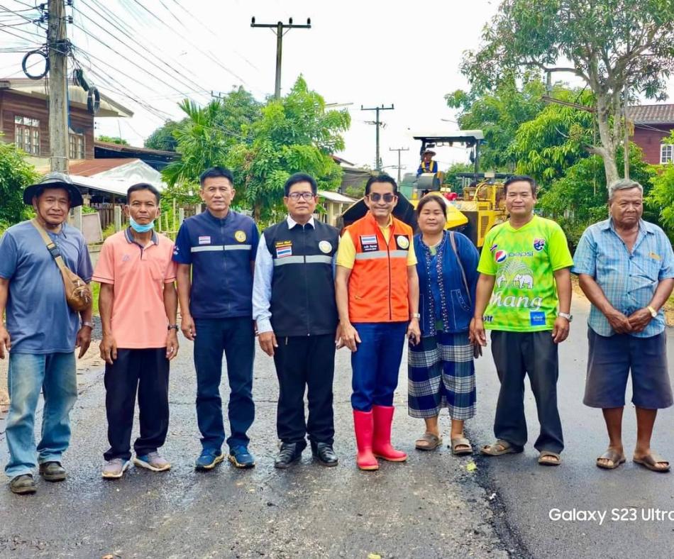 วันที่ 11 ตุลาคม 2566 นายยงชัย รักษาพล นายกองค์การบริหารส่วนตำบลพุ่มแก พร้อมด้วยคณะผู้บริหารและสมาชิกองค์การบริหารส่วนตำบลพุ่มแก ทั้ง 3 หมู่บ้าน ได้แก่ หมู่ 7 หมู่ 8 และหมู่ 15 ลงพื้นที่ติดตามการดำเนินงานใน “โครงการถนนแอสฟัลต์ติก” ความยาว 1,040 เมตร ( 815 + 225 เมตร ) ทางเข้าหมู่ 15 บ.ตับเต่า เพื่อความสะดวกสบายและความปลอดภัยในชีวิตและทรัพย์สินของพี่น้องประชาชนชาวตำบลพุ่มแก * ขออภัยในความไม่สะดวก องค์การบริหารส่วนตำบลพุ่มแกของเรากำลังเร่งดำเนินการก่อสร้างถนนลาดยางให้กับพี่น้องประชาชน มาร่วมมือร่วมใจ ร่วมด้วยช่วยกันพัฒนาตำบลพุ่มแกของเราไปพร้อมๆกันกับองค์การบริหารส่วนตำบลพุ่มแก *