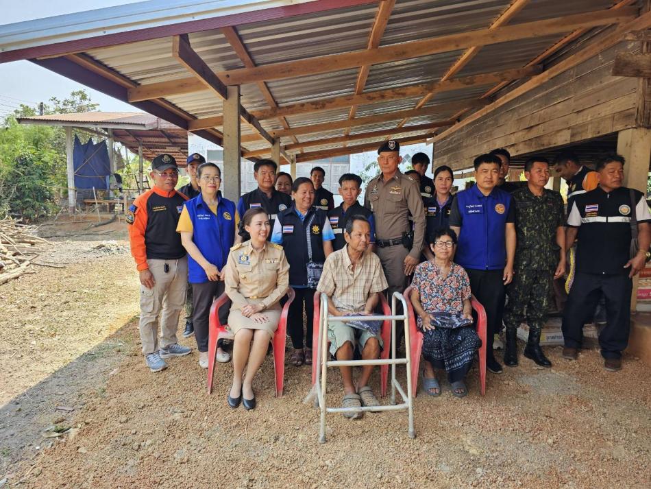 ​วันที่​ 7 มีนาคม 2567  เวลา  11.50 น.  นายยงชัย  รักษาพล  นายก​องค์​การบริหาร​ส่วน​ตำบลพุ่มแก มอบหมายให้ รองประกาย  พ่อสียา รองยุทธ​ศิลป์​ แสนสุภา จ่าสิบเอกธีระวิทยํ  กองแก้ว  ปภ.อบต.พุ่มแก นางสาวฉริญาภรณ์​ พ่อสาร  นักพัฒนา​ชุมชน อบต.พุมแกพร้อมเจ้าหน้าที่ทีมป้องกันและบรรเทา​สาธารณภัย​สง ปฏิบัติ​หน้าที่แทน เพื่อให้การต้อนรับรองผู้ว่าราชการจังหวัด​นครพนม​(นางรณิดา  เหลืองฐิติสกุล ที่เดินทางมาตรวจราชการ ติดตามการปรับปรุงระบบไฟฟ้าในบ้านเรือนประชาชนและช่วยเหลือผู้ยากไร้และกลุ่มเปาะบาง พร้อมมอบของ/เวชภัณฑ์​ยาและบริจาคเงิน(ส่วนตัว) ให้​แก่ผู้ยากไร้​ในพื้นที่ในเขตพื้นที่ตำบลพุ่มแก การได้มีสอบต.หมึ่ที่ 7  8 15 รวมทั้งผู้นำท้องที่กำนัน ผู้ใหญ่บ้านทั่งสามหมู่ให้การต้อนรับ โดยมีผู้ที่ใด้รับการช่วยเหลือในการติดตามในพื้นที่จำนวน  3 ครัวเรือน