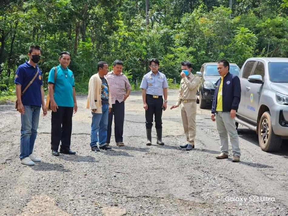 วันจันทร์ที่ 16 ตุลาคม 2566 นายกองค์การบริหารส่วนตำบลพุ่มแกพร้อมคณะผู้บริหาร ผู้ใหญ่บ้านหนองหอยใหญ่ทั้ง 3 หมู่บ้าน ท่านผู้ใหญ่เด่นศักดิ์ แสนสุภา ผญบ.หมู่ 4  ท่านผู้ใหญ่.กระจัด เชื้อสาทุม ผญบ.หมู่ 11  ท่านผู้ใหญ่ทักษิณ แสนสุภา ผญบ.ม.14  และนายธีระวุฒิ เชื้อคำเพ็ง นายช่างโยธา ของ อบจ.นครพนม ร่วมสำรวจติดตามโครงการถนนแอสฟัลต์ติก เส้นทาง “ส้างพระอินทร์” ( งบประมาณประจำปี 2566  บาท ) ระยะทาง 290 เมตร ด้วยงบประมาณภาษีพี่น้องประชาชน 2,000,000 บาท พร้อมกันนี้ได้สำรวจเส้นทางตลอดสายขึ้นทางส้างพระอินทร์เพื่อจะดำเนินการลงถนนแอสฟัลต์ติกในปีงบประมาณ 2567 - 2568 ในลำดับต่อไป  * ขอขอบคุณองค์การบริหารส่วนจังหวัดนครพนม ( อบจ.นครพนม ) และสภา อบจ. ภายใต้การนำของท่านนายกขวัญ ศุภพานี โพธิ์สุ ที่ให้ความสำคัญปัญหาความเดือดร้อนของพี่น้องประชาชนชาวบ้านหนองหอยใหญ่จัดสรรงบประมาณลงมาทำถนนแอสฟัลต์ติก ขอขอบคุณท่าน สจ.วัฒนา ไตรยราช สจ.ในพื้นที่เขต 1 อ.นาแก ที่ช่วยผลักดันเส้นทางนี้สู่สภา อบจ. ขอขอบคุณท่านผู้ใหญ่ทั้ง 3 หมู่บ้านที่นำลงพื้นที่พร้อมพัฒนาตำบลพุ่มแกของเราไปพร้อมกันทั้งท้องที่และท้องถิ่นเพื่อความปลอดภัยในชีวิ