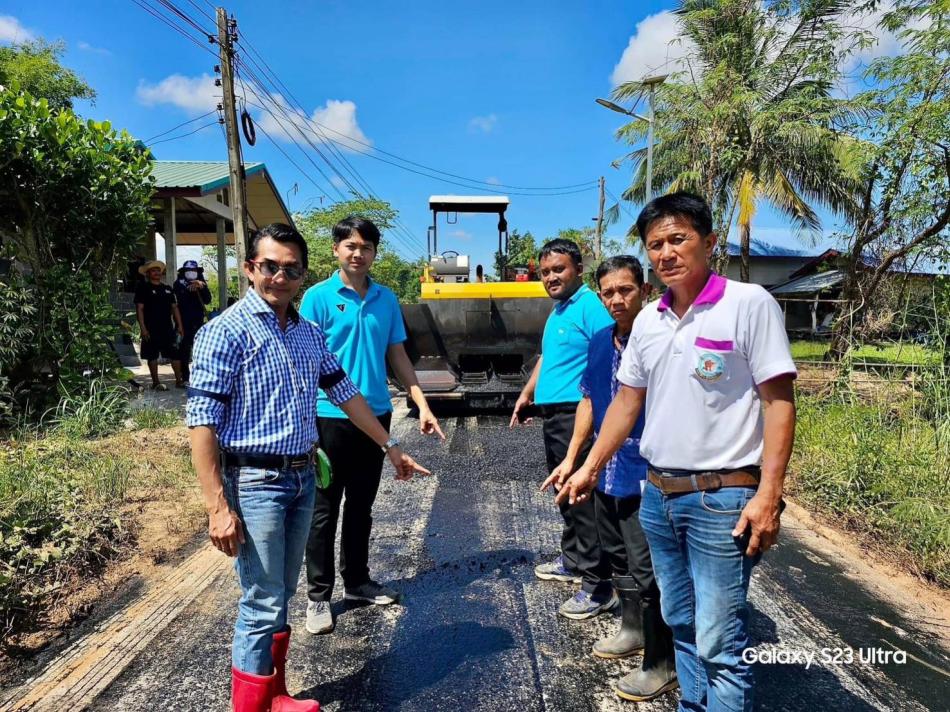 วันที่ 27 ตุลาคม 2566  “ถนนแอสฟัลต์ติก ทางเชื่อม บ.พุ่มแก  - บ.โพนดู่”  นายยงชัย รักษาพล นายกองค์การบริหารส่วนตำบลพุ่มแกพร้อมคณะผู้บริหาร - นายช่างบรรจง สุขวิพัฒน์ ( กองช่าง อบต.พุ่มแก ) นางสาวบรรดิษ พ่อบาล ผญบ. หมู่ 3 ลงพื้นที่ติดตามการดำเนินงาน “โครงการถนนแอสฟัลต์ติก” พุ่มแก - โพนดู่ หลังจากได้รับการร้องเรียนเรื่องถนนแตก - ผุพังมานานมากกว่า 10 ปีเพราะเสื่อมสภาพตามกาลเวลาที่ใช้งาน….. อบต.พุ่มแก ได้จัดสรรงบประมาณทำถนน “ แอสฟัลต์ติก” เส้นทาง บ. พุ่มแก - หมู่ 3 บ. โพนดู่ เพื่อความสะดวกสบายและความปลอดภัยในชีวิตและทรัพย์สินของพี่น้องประชาชนในการใช้ชีวิตประจำวันสัญจรไปมา  * มาร่วมมือร่วมใจ ร่วมด้วยช่วยกันพัฒนาตำบลพุ่มแกของเราทั้ง 16 หมู่บ้านไปพร้อมๆกันกับองค์การบริหารส่วนตำบลพุ่มแก*