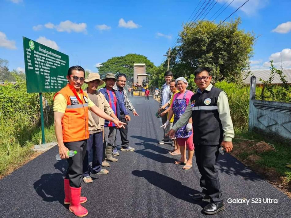 วันที่ 26 ตุลาคม 2566        บ.พุ่มแก หมู่ 12 ถนนแอสฟัลต์ติก นายยงชัย รักษาพล นายกองค์การบริหารส่วนตำบลพุ่มแกพร้อมคณะผู้บริหาร กองช่าง อบต.พุ่มแกและผู้ใหญ่บ้านหมู่ 12 ผญ.ภักดี ผิวศิลา - สอบต.เอกพล ตุนา สอบต.หมู่ 1 - สอบต.วัชรา วงษ์สาธิต สอบต.หมู่ 12 ลงพื้นที่ติดตามการดำเนินงาน “โครงการถนนแอสฟัลต์ติก” ชอยทางขึ้นหมู่ 12 บ.นายาง ดีใจกับชาวบ้านหมู่ 12 บ.นายาง - พุ่มแกที่ได้ถนนลาดยางใหม่เพื่อความสดวกสบายและความปลอดภัยในชีวิตและทรัพย์สินของพี่น้องประชาชน