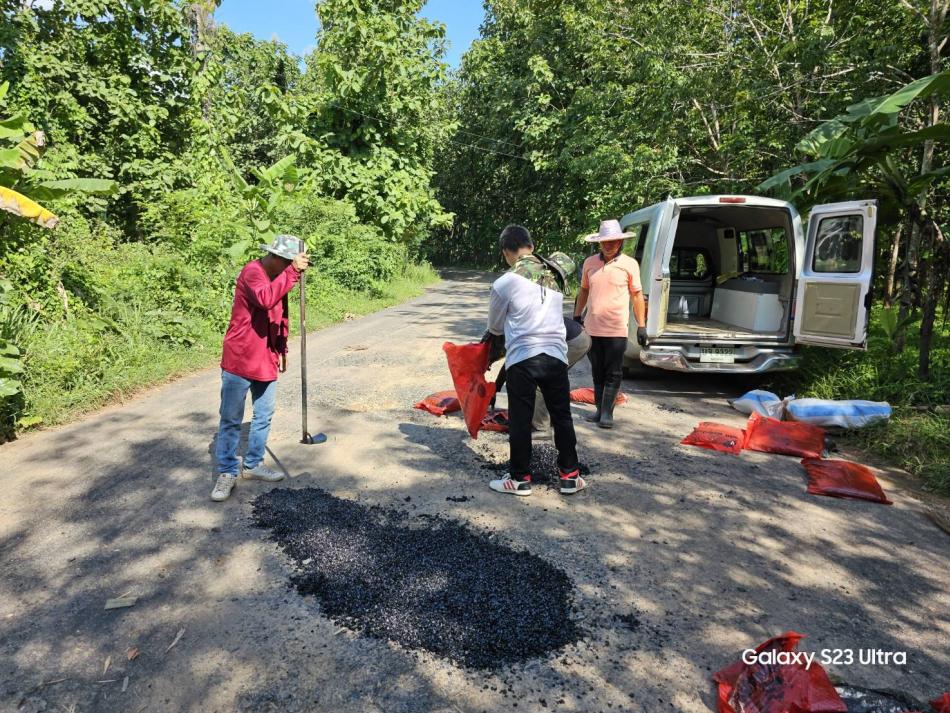 วันอังคาร ที่ 5 กันยายน 2566  นายยงชัย รักษาพล นายกองค์การบริหารส่วนตำบลพุ่มแก มอบหมาย ให้งานบรรเทาสาธารณภัย ออกซ่อมถนนกลบหลุมด้วยยางมะตอยสำเร็จรูปเส้นทาง บ้านนางเลิศ - ขอนกอง