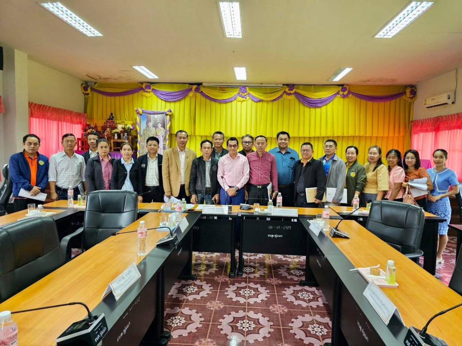 ประชุมคณะกรรมการประสานแผนระดับอำเภอ วันที่ 19 มิถุนายน 2568: นายยงชัย รักษาพล ( นายกองค์การบริหารส่วนตำบลพุ่มแก ) เป็นประธานประสานแผนอำเภอนาแก” ประชุมคณะกรรมการประสานแผน อปท.ระดับอำเภอทั้ง 13 อปท. ซึ่งประกอบไปด้วย 11 อบต.และ 2 เทศบาล ในเขตอำเภอนาแก  ณ ห้องประชุมสภา อบต.พุ่มแก โดยมีท่าน ป.อาวุโส ปลัดไพศาล ( อำเภอนาแก ) - ท้องถิ่นอำเภอ ท่านจักกฤษ - คุณอรวรรณ บุตราช ( หัวหน้าฝ่ายนโยบายและแผนงาน อบจ.) และ สจ.เขต อ.นาแกทั้ง 3 ท่าน สจ.วัฒนา ไตรยราช ( รองประธานสภาคนที่ 1 สจ.เขต 1 นาแก ) ท่านนาวิน นามเรือง ( สจ.เขต 3 นาแก ) สจ.กิตติพงษ์ พ่อสิงห์ ( สจ.เขต 2 ) และตัวแทนแต่ละภาคส่วนทั้ง 13 อปท. เข้าร่วมประชุมด้วย เพื่อให้การจัดแผนพัฒนาขององค์กรปกครองท้องถิ่นมีการจัดทำแผนและบูรณาการร่วมกันในการจัดทำแผนในภาพรวมของอำเภอให้มีประสิทธิภาพและเกิดประสิทธิผลเพื่อการพัฒนาในเขตอำเภอนาแกของเรา