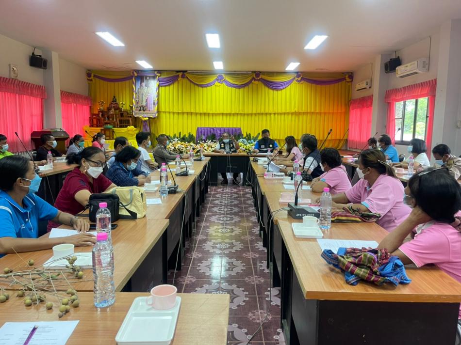 ประชุมสถานการณ์โรคติดเชื้อโรคไวรัสโคโรนา 2019 (COVID-19) ครั้งที่20/2564 ณ ห้องประชุมองค์การบริหารส่วนตำบลพุ่มแก