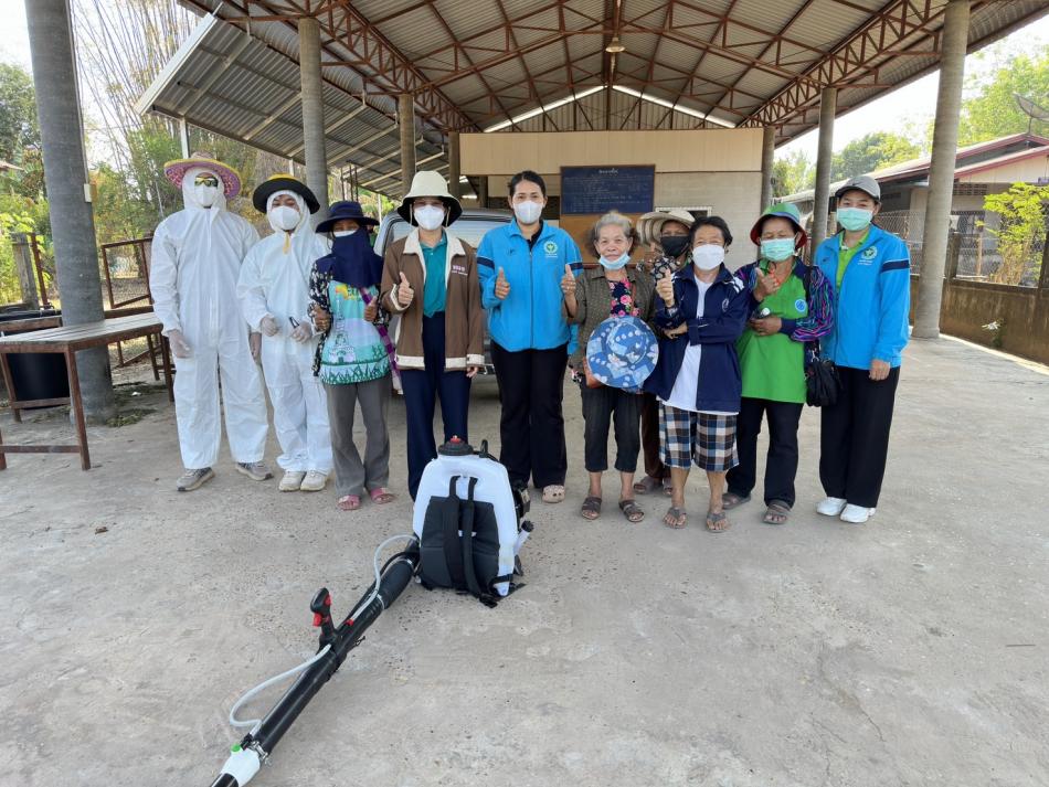 นพุธ ที่ 21 กุมภาพันธ์ 2567  เวลา 09.30 น. นายยงชัย รักษาพล นายกองค์การบริหารส่วนตำบลพุ่มแก มอบหมายให้นางอนงค์รัตน์ คำมุงคุณ (นักวิชาการสาธารณสุขปฏิบัติการ) พร้อมเจ้าหน้าที่ทีมควบคุมโรคองค์การบริหารส่วนตำบลพุ่มแก ออกพ่น ULV ควบคุมโรคไข้เลือดออก ร่วมกับ เจ้าหน้าที่โรงพยาบาลส่งเสริมสุขภาพตำบลบ้านหนองหอยใหญ่ ผู้นำชุมชน และอาสาสมัครสาธารณสุขประจำหมู่บ้าน บ้านน้อยเจริญ หมู่ที่ 11 เพื่อควบคุมโรคในกรณีได้รับแจ้งผู้ป่วยยืนยันโรคไข้เลือดออก จำนวน 1 ราย โดยทำการพ่นในรัศมี 100 เมตรจากบ้านผู้ป่วย  ขอขอบคุณทุกท่านที่ร่วมควบคุมโรคในครั้งนี้