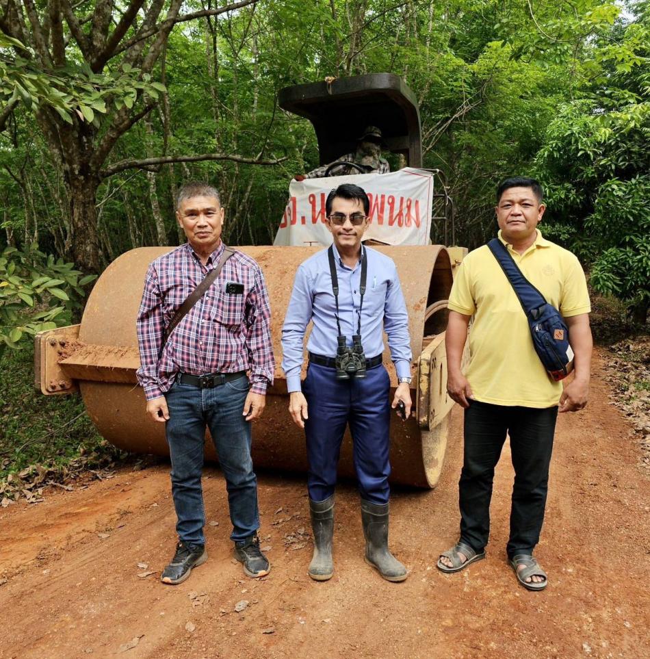 ันที่ 18 -25 มีนาคม 2567 องค์การบริหารส่วนตำบลพุ่มแกได้ร้องขอความอนุเคราะห์ รถเกรด - รถบด - รถน้ำ จาก อบจ.นครพนม เกรดบด - ปรับสมดุลถนน เพื่อความสะดวกสบายในการขนถ่ายสินค้าทางการเกษตรและเพื่อความปลอดภัยในชีวิตและทรัพย์สินของพี่น้องประชาชนชาวตำบลพุ่มแก อบต. พุ่มแกขอขอบคุณ อบจ.นครพนม นำโดยท่านนายกขวัญ ศุภพาณี โพธิ์สุ ได้เห็นความสำคัญของความเดือดร้อนพี่น้องประชาชน โดยส่งกองช่าง อบจ. นำรถเกรด - รถน้ำ - รถบด นำทีมโดยนายช่างธนชาติ แสนสุริวงค์ ( นายช่างเครื่องกล - ชำนาญงาน นายช่างจาก อบจ.นครพนม ) ออกมาบริการพี่น้องประชาชนในเขต อบต.พุ่มแก  * ขอขอบคุณ ส.อบต.โชนตะวันออก ส.อบต.หมู่ 7  ( ส.อบต. ฤทธิ์ พ่อโพธิ์ ) ส.อบต.หมู่ 8 ( ส.อบต.หมู่ 8 ) ส.อบต.อนุวัติ พ่อสียา ) ส.อบต.หมู่ 10 ( ส.อบต.พรรณิภา วงค์คะสุ่ม )ผู้ใหญ่ปรวัชร  คำมงคุณ ผู้ใหญ่ หมู่ 10 - ส.อบต.หมู่ 15  ( บุญเพ็ง เมืองสุวรรณ ) ส.อบต.หมู่ 1-2-12 ( ส.อบต.เอกพล ตุนา - ส.อบต.จอมใจ วงค์ดวงผา - ส.อบต.ไก่ วัชรา - ส.อบต.ม.12 ) ที่อำนวยความสะดวกประสานติดต่อในการพัฒนาบริการพี่น้องประชาชนในการนี้