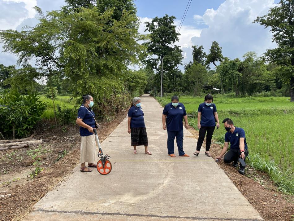 คณะกรรมการออกตรวจงานโครงการก่อสร้างถนนคอนกรีตเสริมเหล็ก หมู่11  