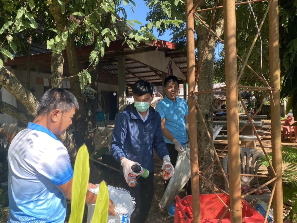 วันที่ 3 พฤศจิกายน 2566 นายยงชัย รักษาพล นายกองค์การบริหารส่วนตำบลพุ่มแก ได้มอบหมายให้งานสาธารณสุข ลงพื้นที่เก็บขนขยะอันตราย ในเขตตำบลพุ่มแกทั้ง 16 หมู่บ้าน  