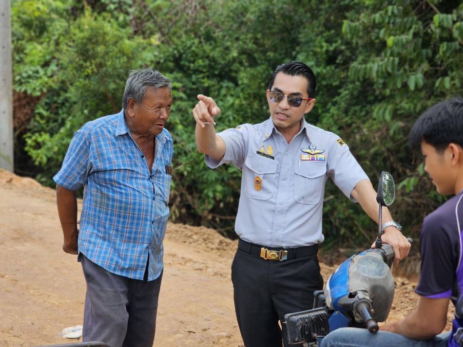 โครงการก่อสร้างท่อลอดเหลี่ยมคอนกรีตเสริมเหล็ก”…. วันที่ 14 พฤษภาคม 2567 คณะผู้บริหาร อบต.พุ่มแก โดยนายยงชัย รักษาพล ( นายก อบต.พุ่มแก ) ลงพื้นที่พร้อมนายช่าง อบต.พุ่มแก เพื่อติดตามโครงการ “ท่อลอดเหลี่ยมคอนกรีตเสริมเหล็ก” ถนนสายหมู่ 10 บ.หนองกุง - คำบอนสูง หลังจากทาง นพค.22 ยกสะพานแบริ่งกลับฐานเพื่อบริการพี่น้องประชาชนต่อไป…… ขณะนี้ทาง อบต.พุ่มแก กำลังเร่งดำเนินการ ก่อสร้าง “โครงการท่อลอดเหลี่ยมคอนกรีตเสริมเหล็ก” เพื่อให้พี่น้องประชาชนชาวบ้านหนองกุงหมู่ 10 ตลอดจนพี่น้องประชาชนชาวตำบลพุ่มแกผู้ใช้รถใช้ถนนเส้นทางนี้ไปตัดยางและทำมาหาเลี้ยงชีพเพื่อความปลอดภัยในชีวิตและทรัพย์สินของพี่น้องประชาชน * อบต.พุ่มแก ต้องขออภัยในความไม่สะดวกในช่วงระหว่างดำเนินการก่อสร้างตามโครงการท่อลอดเหลี่ยมคอนกรีตเสริมเหล็ก หมู่ 10 บ.หนองกุง - วัดคำบอนสูง 