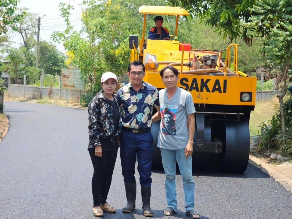 โครงการถนนลาดยางสาย บ.พุ่มแก - บ. โพนดู่ … วันที่ 24 เมษายน 2567 ที่ผ่านมา นายยงชัย รักษาพล ลงพื้นที่พร้อมกองช่าง อบต.พุ่มแก นายช่างบรรจง สุขวิพัตน์ เพื่อออกติดตามโครงการถนนแอสฟัลต์ติก - ลาดยาง ถนนทางเชื่อมสาย บ.พุ่มแก - บ.โพนดู่ เพื่อความสะดวกสบายและความปลอดภัยในชีวิตและทรัพย์สินของพี่น้องประชาชน หลังจากได้รับการร้องเรียนจากพี่น้องประชาชนชาวบ้านโพนดู่ร้องขออยากให้ อบต.ซ่อมแซมหรือปรับปรุงแก้ใขถนน คสล. ที่สึกกร่อนผุพังไปตามกาลเวลาเป็นเวลานายหลายปี…. บัดนี้ทางองค์การบริหารส่วนตำบลพุ่มแกได้จัดทำโครงการดังกล่าวเป็นที่เรียบร้อยแล้วเพื่อความปลอดภัยในชีวิตและทรัพย์สินของพี่น้องประชาชนชาวตำบลพุ่มแกทั้ง 16 หมู่บ้าน    มุ่งมั่น พัฒน .องค์การบริหารส่วนตำบลพุ่มแก…