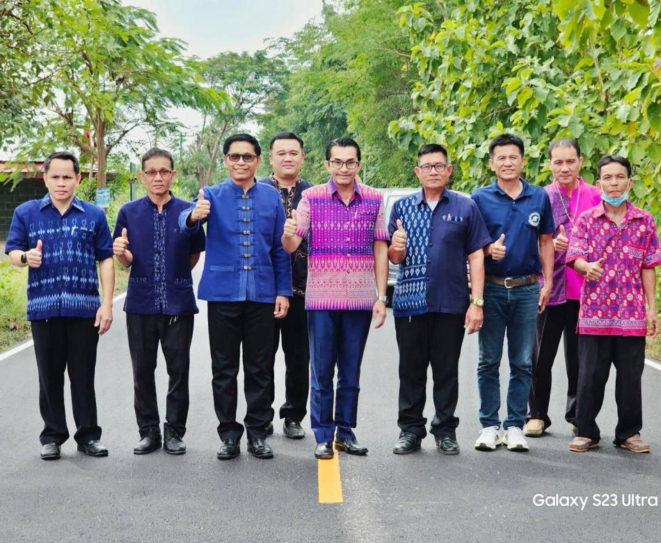 วันที่ 18 ตุลาคม 2566 นายยงชัย รักษาพล นายกองค์การบริหารส่วนตำบลพุ่มแกพร้อมด้วยคณะผู้บริหารและข้าราชการเจ้าหน้าที่หัวหน้าส่วนต่างๆนำนายเสรี หาญกล้า ( ท้องถิ่นอำเภอนาแก ) งานส่งเสริมการปกครองท้องถิ่นในระดับอำเภอ เข้าตรวจติดตามการดำเนินงานในโครงการ “ถนนแอสฟัลท์ติก” ( ถนนลาดยาง ) ทางเข้าหมู่ 13 บ.โพนแพงและหมู่ 15 บ.ตับเต่า ความยาว 2 ช่วง 815 + 225 เมตร รวม 1,040 เมตร ซึ่งได้รับการร้องเรียนถึงความเดือดร้อนของพี่น้องประชาชนผู้ใช้รถใช้ถนนในเส้นทางนี้โดยเฉพาะในโซนหมู่บ้าน ตับเต่า - โนนจันทร์ - หนองกุง ( รวม 4 หมู่บ้าน ) เป็นเวลานานมากกว่า 10 ปี อบต.พุ่มแกได้ดำเนินการก่อสร้างเสร็จเป็นที่เรียบร้อยแล้วเพื่อความปลอดภัยในชีวิตและทรัพย์สินของพี่น้องประชาชนชาวตำบลพุ่มแกของเราทั้ง 16 หมู่บ้าน * ขอขอบคุณทุกภาคส่วนที่มีส่วนร่วมให้ถนนเส้นทางนี้ดำเนินการสำเร็จเพื่อเป็นถนนขนถ่ายสินค้าทางการเกษตรตลอดจนพี่น้องประชาชนได้ใช้ประโยชน์ร่วมกันในการสัญจรไปมาเพื่อความสะดวกสบายและความปลอดภัยในชีวิตและทรัพย์สินของพี่น้องประชาชน*