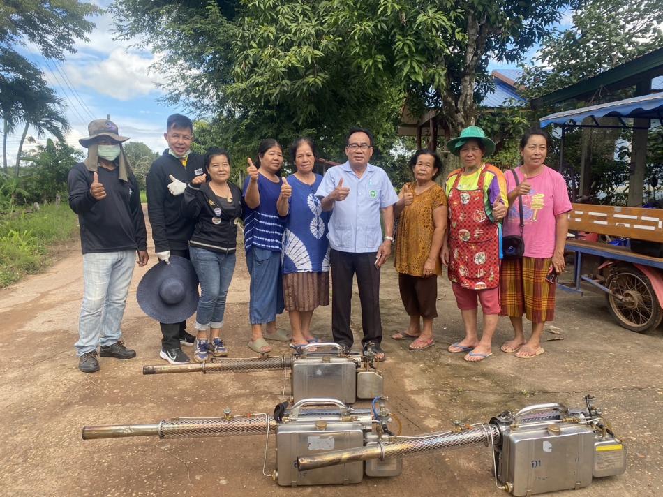 นจันทร์ ที่ 18 กันยายน 2566  นายยงชัย รักษาพล นายกองค์การบริหารส่วนตำบลพุ่มแก มอบหมาย เจ้าหน้าที่ทีมควบคุมโรคองค์การบริหารส่วนตำบลพุ่มแก ออกพ่นหมอกควันควบคุมโรคไข้เลือดออก ร่วมกับ นายสุภาพ วงษ์สุขะ (เจ้าหน้าที่ รพ.สต.พุ่มแก) ผู้นำชุมชน และอาสาสมัครสาธารณสุขประจำหมู่บ้าน บ้านนายาง หมู่ที่ 12 เพื่อควบคุมโรคในกรณีได้รับแจ้งผู้ป่วยยืนยันโรคไข้เลือดออก ณ บ้านนายาง หมู่ที่ 12 ตำบลพุ่มแก อำเภอนาแก จังหวัดนครพนม 