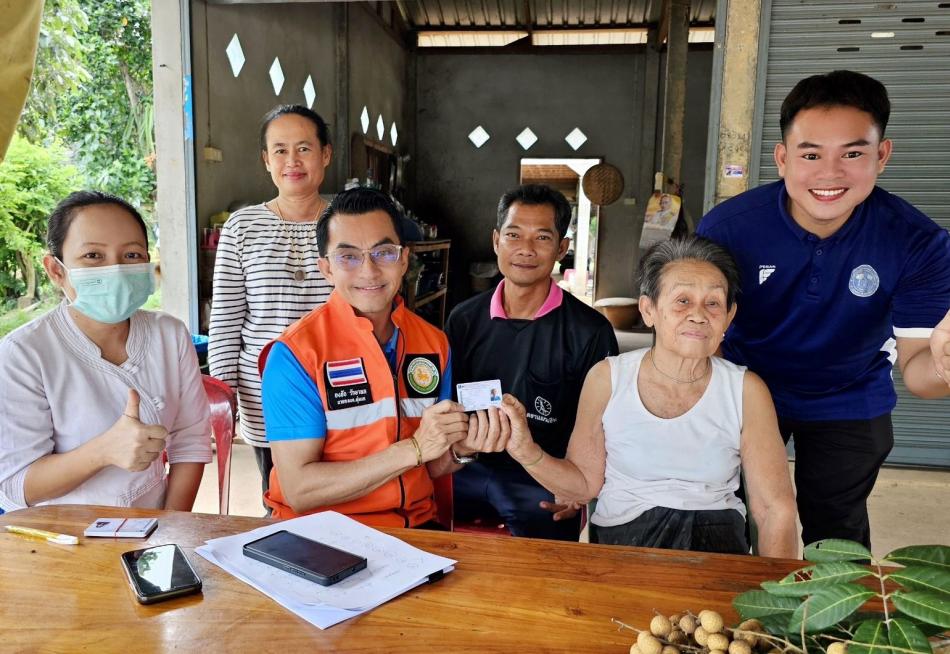 วันที่ 24 กรกฎาคม 2568 : นายยงชัย รักษาพล ( นายก อบต.พุ่มแก ) พร้อม จนท.พัฒนาการชุมชนคุณฉริญาภรณ์ พ่อสาร ลงพื้นที่หมู่ 9 บ.โคกสวัสดิ์ เพื่ออำนวยความสะดวกทำบัตรประจำตัวสำหรับผู้ “ทุกพลภาพทางการเคลื่อนใหว” ไห้กับคุณทองแย้ม พ่ออามาตย์โดยมีคุณยายบุญมี บุตรดี เป็นตัวแทนรับ ฝเพื่อให้กับพี่น้องประชาชนได้มีคุณภาพชีวิตที่ดีขึ้น ซึ่งจะได้รับสวัสดิการผู้ทุกพลภาพเดือนละ 800 บาท/ เดือน