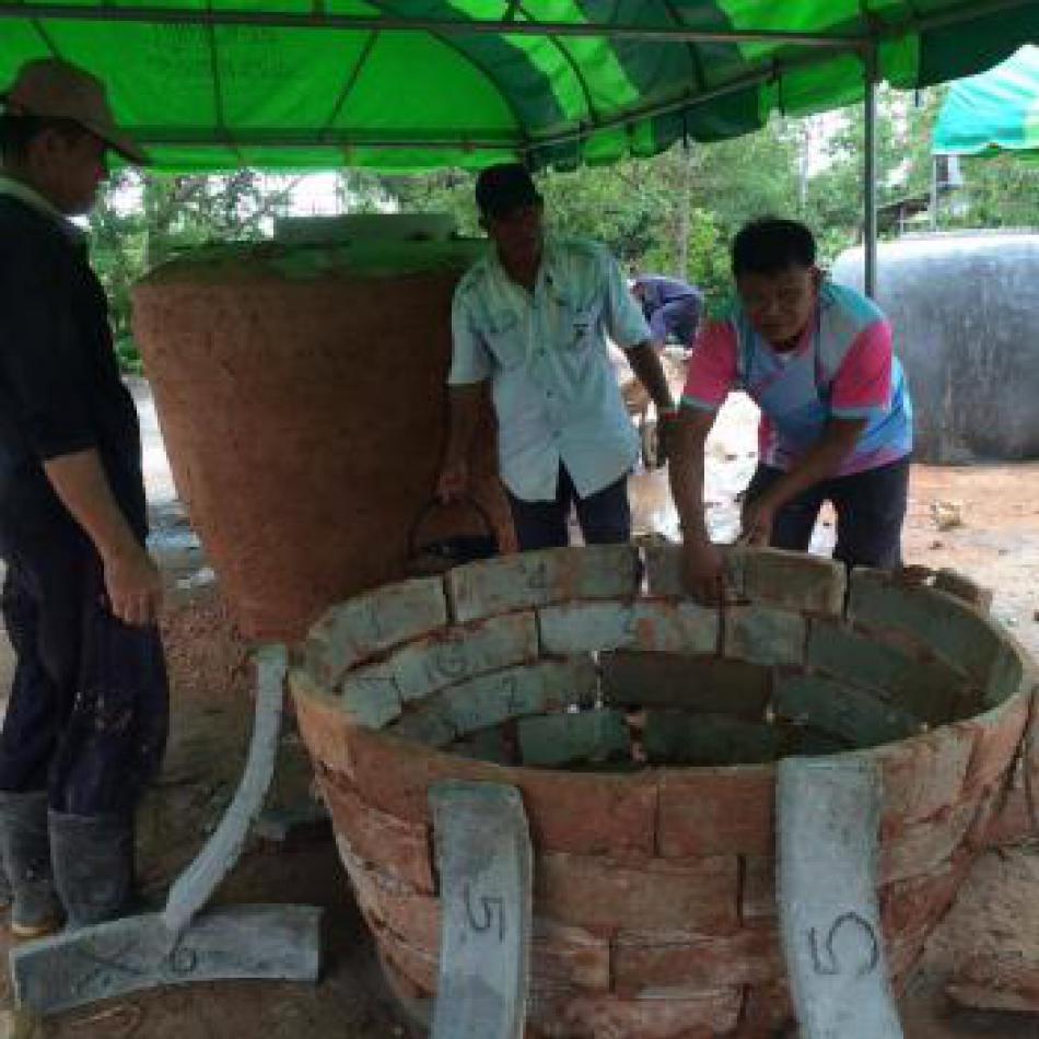 โครงการประชารัฐร่วมใจสู้ภัยแล้ง (กิจกรรมฝึกอบรมอาชีพการปั้นโอ่งปูนซีเมนต์)  (5 ภาพ)
