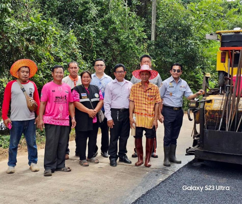 วันที่ 10 ตุลาคม 2566 นายยงชัย รักษาพล นายกองค์การบริหารส่วนตำบลพุ่มแกพร้อมคณะผู้บริหาร - นายช่างโยธา - คณะกรรมการตรวจรับงานจ้าง ลงพื้นที่สำรวจการดำเนินงานใน “โครงการถนนแอสฟัลต์ติก “ หมู่ 15 ทางเข้า บ.ตับเต่า รวมระยะทาง 2 ช่วง 1,040 เมตร ( 815 + 225  ม. ) ซึ่งถนนเส้นนี้มีปัญหาเรื้อรังและได้รับการร้องเรียนความเดือดร้อนสร้างความรำคาญใจและเกิดอุบัติเหตุของพี่น้องประชาชนที่สัญจรไปมานานมากกว่า 10  ซึ่งถนนเส้นนี้เป็นเส้นทางหลักของทั้ง 4 หมู่บ้านใช้สัญจรไปมา ประกอบด้วยหมู่ 7 หมู่ 8 หมู่ 10 หมู่ 15 และหมู่บ้านใกล้เคียงเช่น หมู่ 12  ที่ใช้เส้นทางนี้ผ่านสัญจรตลอดจนชาวบ้านชะโนด อ.ดงหลวงซึ่งเป็นเขตรอยต่อชายแดน จ.นครพนม - จ.มุกดาหารที่ใช้เส้นทางนี้เป็นหลักในการสัญจรไปมาตลอดจนพี่น้องประชาชนทั้ง 16 หมู่บ้านผู้ใช้รถใช้ถนนโดยเฉพาะทุกวันจันทร์มีตลาดของตำบลนัดทุกวันจันทร์ของสัปดาห์ ขออภัยในความไม่สะดวก องค์การบริหารส่วนตำบลพุ่มแกของเรากำลังเร่งดำเนินการก่อสร้างถนนลาดยางให้กับพี่น้องประชาชนเพื่อความสะดวกสบายและความปลอดภัยในชีวิตและทรัพย์สินของพี่น้องประชาชน