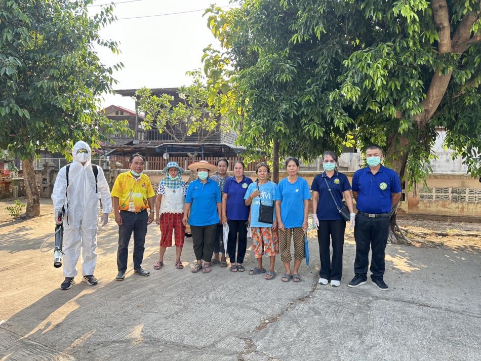 นพุธ ที่ 3 เมษายน 2567  เวลา 15.30 น. นายยงชัย รักษาพล นายกองค์การบริหารส่วนตำบลพุ่มแก มอบหมายเจ้าหน้าที่ทีมควบคุมโรคองค์การบริหารส่วนตำบลพุ่มแก ออกพ่น ULV ควบคุมโรคไข้เลือดออก ร่วมกับ เจ้าหน้าที่โรงพยาบาลส่งเสริมสุขภาพตำบลพุ่มแก ผู้นำชุมชน และอาสาสมัครสาธารณสุขประจำหมู่บ้าน บ้านตับเต่า หมู่ที่ 7 เพื่อควบคุมโรคในกรณีได้รับแจ้งผู้ป่วยยืนยันโรคไข้เลือดออก สะสมจำนวน 2 ราย โดยทำการพ่นในรัศมี 100 เมตรจากบ้านผู้ป่วย 