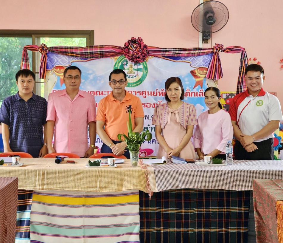 วันที่ 22 กรกฎาคม 2568: นายยงชัย รักษาพล ( นายกองค์การบริหารส่วนตำบลพุ่มแก ) พร้อมคณะเจ้าหน้าที่งานการศึกษา ศาสนาและวัฒนธรรม นำโดยรองปลัดองค์การบริหารส่วนตำบลพุ่มแก นางทัศนีย์ อุทชัยยา นายวรวุฒิ อินภูวา ( หัวหน้าฝ่ายส่งเสริมการศึกษาศาสนาและวัฒนธรรม) คนายทวีรัฐ สิงหลสาย ( นักวิชาการศึกษา ) ผู้นำท้องที่ - ผู้นำท้องถิ่น - คณะกรรมการศูนย์ - ผู้ปกครองเด็ก ลงพื้นที่เพื่อประชุมคณะกรรมการศุนย์เด็กเล็ก “บ้านนางเลิศ” ในสังกัด อบต.พุ่มแก เพื่อพิจารณาการบริหารจากจัดการให้กับศูนย์เด็กเล็กไม่ว่าจะเป็นสถานศึกษาน่า - บุคลากรทางการเรียนการสอน - อุปกรณ์ทางการสอน - อาหารกลางวันเด็กตลอดจนทางด้านความปลอดภัยของบุตรหลานภายในศูนย์เด็กเล็ก