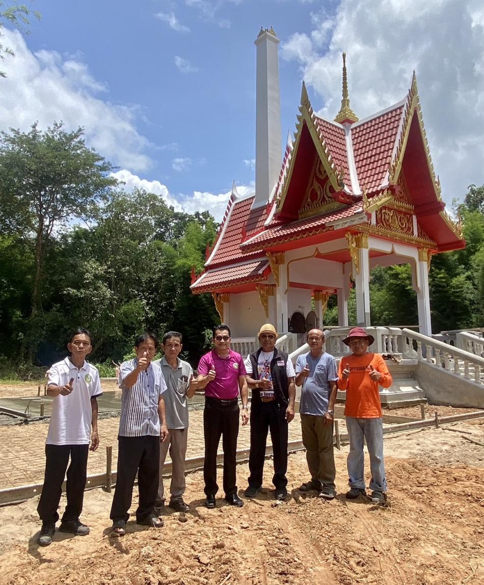 โครงการลานคอนกรีตป่าช้าสาธารณะ บ.โนนจันทร์”… เสาร์ที่ 19 กรกฎาคม 2568: นายยงชัย รักษาพล (นายกอบต.พุ่มแก) ลงพื้นที่พร้อมคณะบริหาร - หัวหน้ากองช่าง อบต.พุ่มแกเพื่อติดตามการดำเนินงานใน “โครงการ คสล.ป่าช้าสาธารณะ” เนื่องจาก อบต.พุ่มแกมองเห็นความสำคัญในการประกอบพิธีการทางศาสนาในช่วงส่งสการผู้วายชนม์ แต่เดิมสถานที่ประกอบพิธีส่งสการยังคงเป็นลานดินและเปอะเปื้อนไปด้วยตมโดยเฉพาะในช่วงหน้าฝนที่ทีส่งสการ คณะผู้บริหารได้นำเสนอผ่านสภา อบต.พุ่มแก เพื่อจัดสรรงบประมาณประจำปีมาดำเนินการเทลาน คสล.ด้วยงบประมาณ 329,700 บาทให้กับ “ศาสนสถาน-ป่าช้าสาธารณะ” เพื่อชาวบ้านโนนจันทร์หมู่ 8 จะใด้ใช้เป็น “สาธารณะประโยชน์” ร่วมกัน * ในนามตัวแทนชาวตำบลพุ่มแก ขอขอบคุณชาวบ้านโนนจันทร์และมีอีกหนึ่งผู้ใหญ่อีกท่านที่จะขอขอบคุณ ขอขอบคุณท่าน ผญบ.ธัญยะ ภุมมาจะ จาก จ.จันทบุรี ที่เป็นสะพานบุญนำกัลยาณมิตรพี่น้องประประชาชนร่วมกันบริจาคจตุปัจจัยในการร่วมทำบุญสร้างเมรุให้กับป่าช้าสาธารณะประโยชน์*